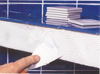 Наносим клей для укладки керамической плитки