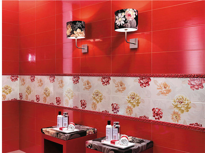 Разноцветный бордюр в красную ванную комнату. Лампы в ванной