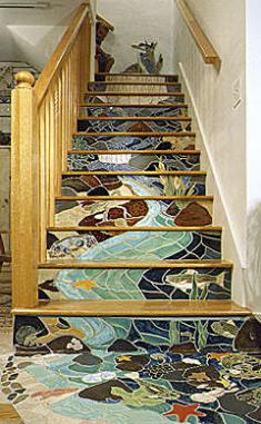 Фотография лестницы с художественными подступенками