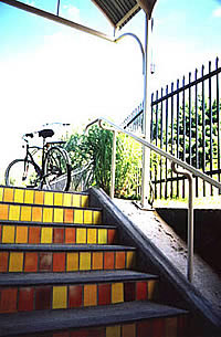Разноцветная лестница. Фотография интерьера