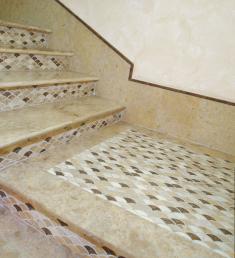 Фотография лестницы с подступенками из мозаики