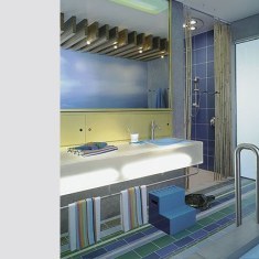Разноцветная современная ванная комната