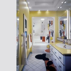 Желтая ванная в современной стиле. Фотография
