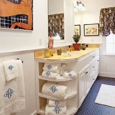 Интерьер ванной комнаты с картинами