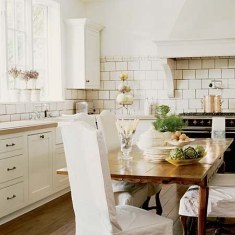 Интерьер классической кухни с фартуком из состаренной плитки