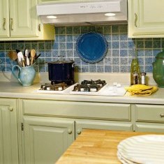 Синяя плитка для фартука на кухне