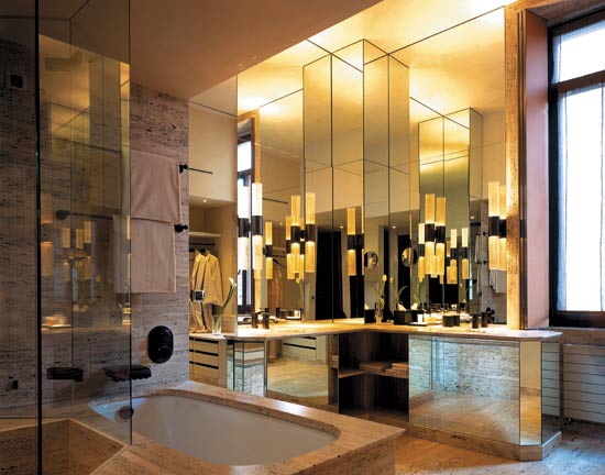Дизайн ванной комнаты с зеркальными спецэффектами