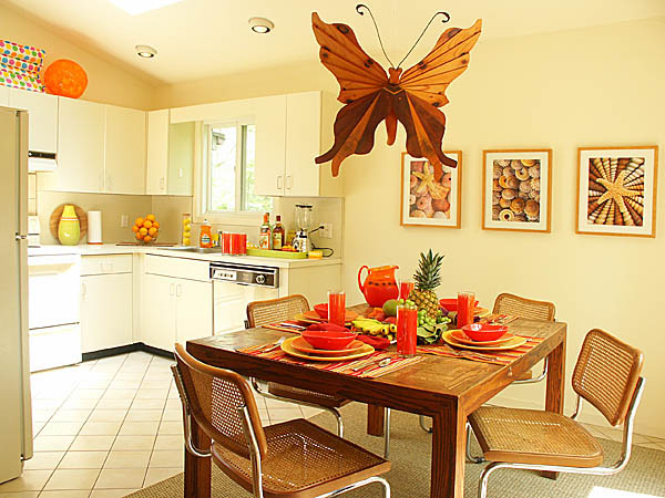 Дизайн кухни  столовой с большой бабочкой