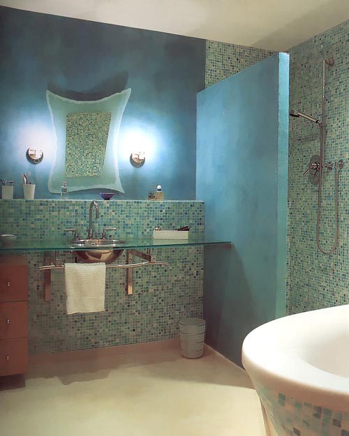Интерьер ванной, выложенной мозаикой
