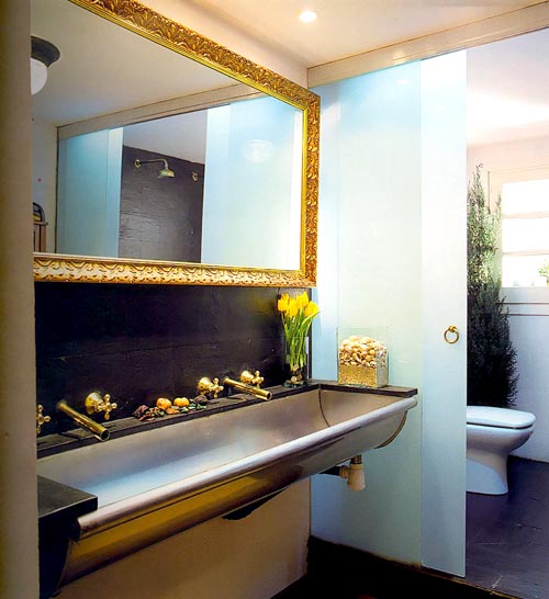 Дизайн ванной комнаты с золотой рамой
