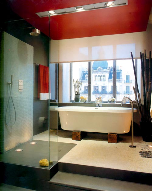 Дизайн ванной комнаты с эффектным видом из окна