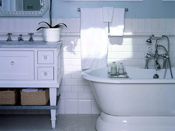 Интерьер ванной комнаты с частичной укладкой плитки