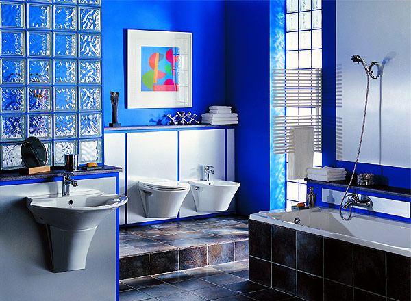 Многоуровневая ванная комната со стеклоблоками