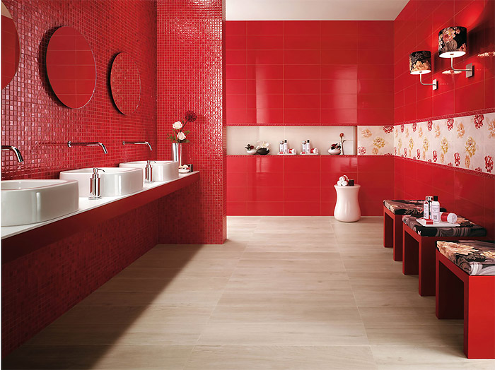 Красная плитка для ванной комнаты с цветами. Фотография интерьере