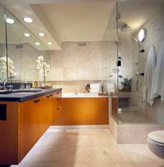 Фотография совмещенного санузла с душевой кабиной и ванной