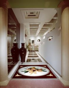 Фотография интерьера коридора с резным панно