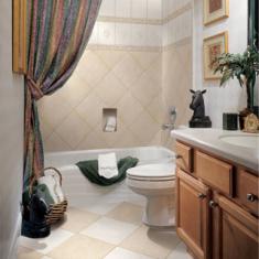 Дизайн маленькой ванной комнаты с красивой шторой