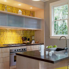Кухня с ярко-желтым фартуком из плитки