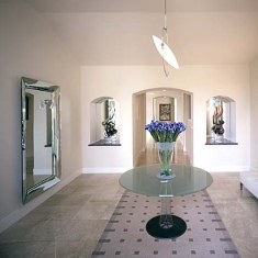 Дизайн гостиной с модным зеркалом и минимумом удобств