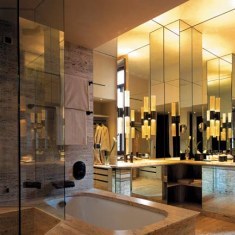 Дизайн ванной комнаты с зеркальными спецэффектами