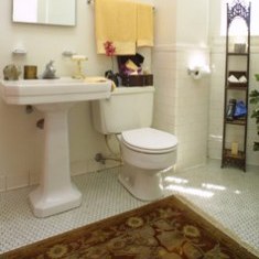 Маленькая ванная комната с ковром