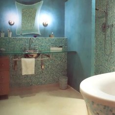 Интерьер ванной, выложенной мозаикой