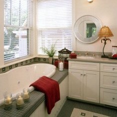 Дизайн ванной комнаты с двумя окнами