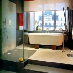 Дизайн ванной комнаты с эффектным видом из окна