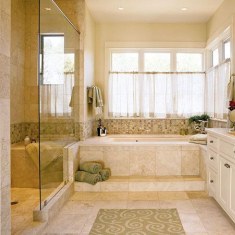 Дизайн ванной комнаты с окном в классическом стиле