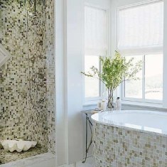 Светлая ванная комната для любителей мозаики