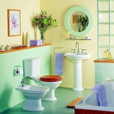 Симпатичная зеленая ванная со стеклоблоками
