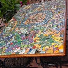 Дизайн садового столика из остатков плитки