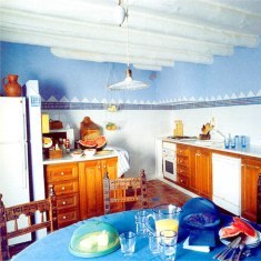 Голубая кухня с арбузом