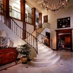 Дизайн холла в классическом стиле с кованой лестницей
