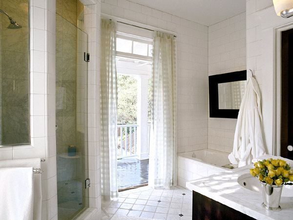 Фотография ванной комнаты с балконом