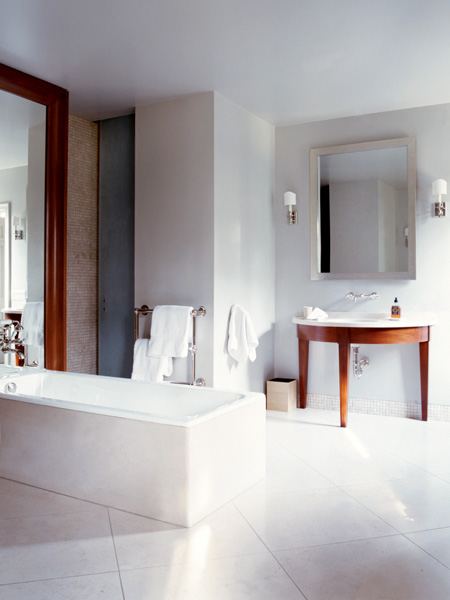 Минималистский дизайн просторной ванной комнаты