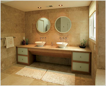 Главное достоинство ванной - стол :)