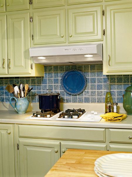 Синяя плитка для фартука на кухне