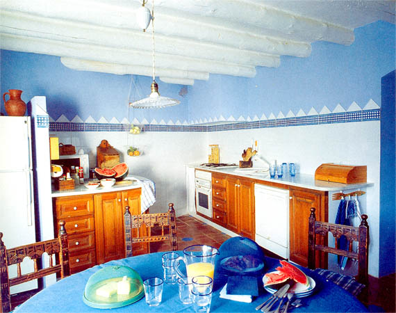 Голубая кухня с арбузом