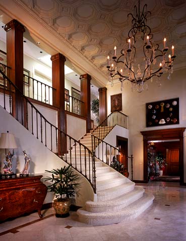 Дизайн холла в классическом стиле с кованой лестницей