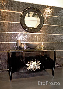 Черный столик в ванную, на фоне черной мозаики и черного зеркала