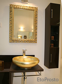 Золотая раковина, золотое зеркало и черная мебель для ванной комнаты