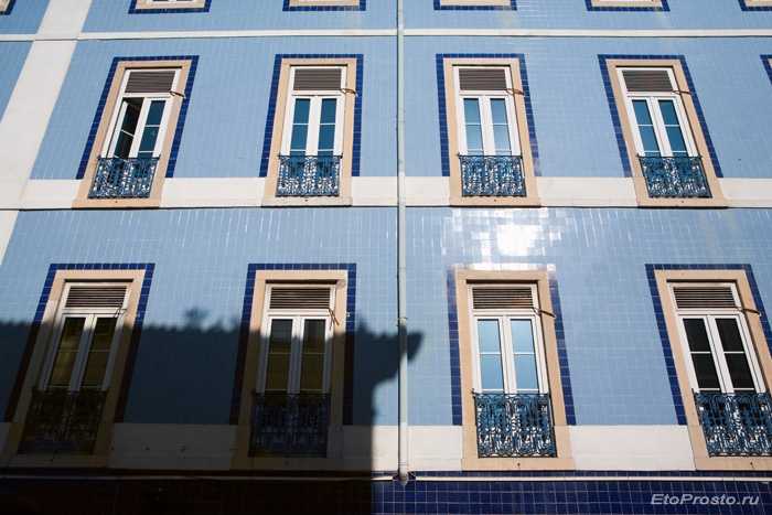 Фасад из голубой плитки
