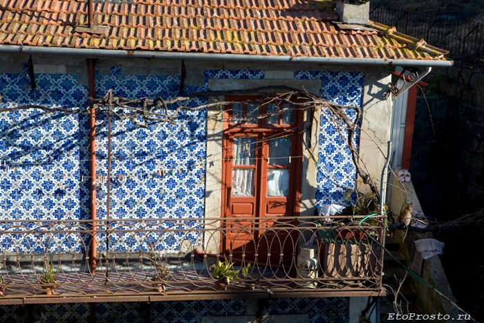 Плиткой азулежу выложены фасады большинства домов в Португалии