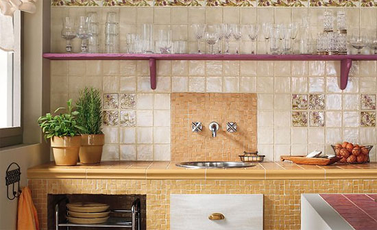 Фотография интерьера кухни. Фартук их плитки Marca Corona