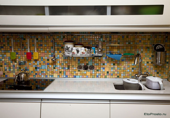 Кухонный фартук из мозаики. Фото